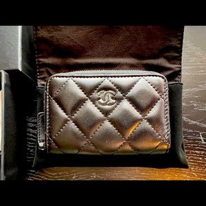 ✨SOLD✨ Chanel 21B Matte Black Zippy Cardholder 🖤